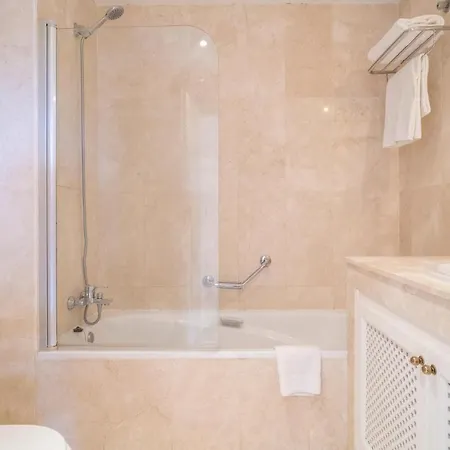 Beautiful In Benahavis With Outdoor Swimming Pool, Jacuzzi And 1 Bedrooms